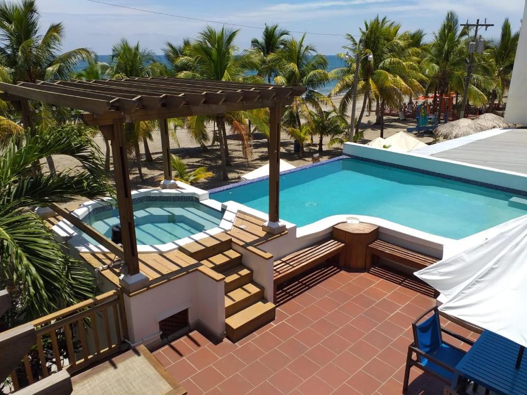 Hotel Y Restaurante Cesar Mariscos Tela Esterno foto